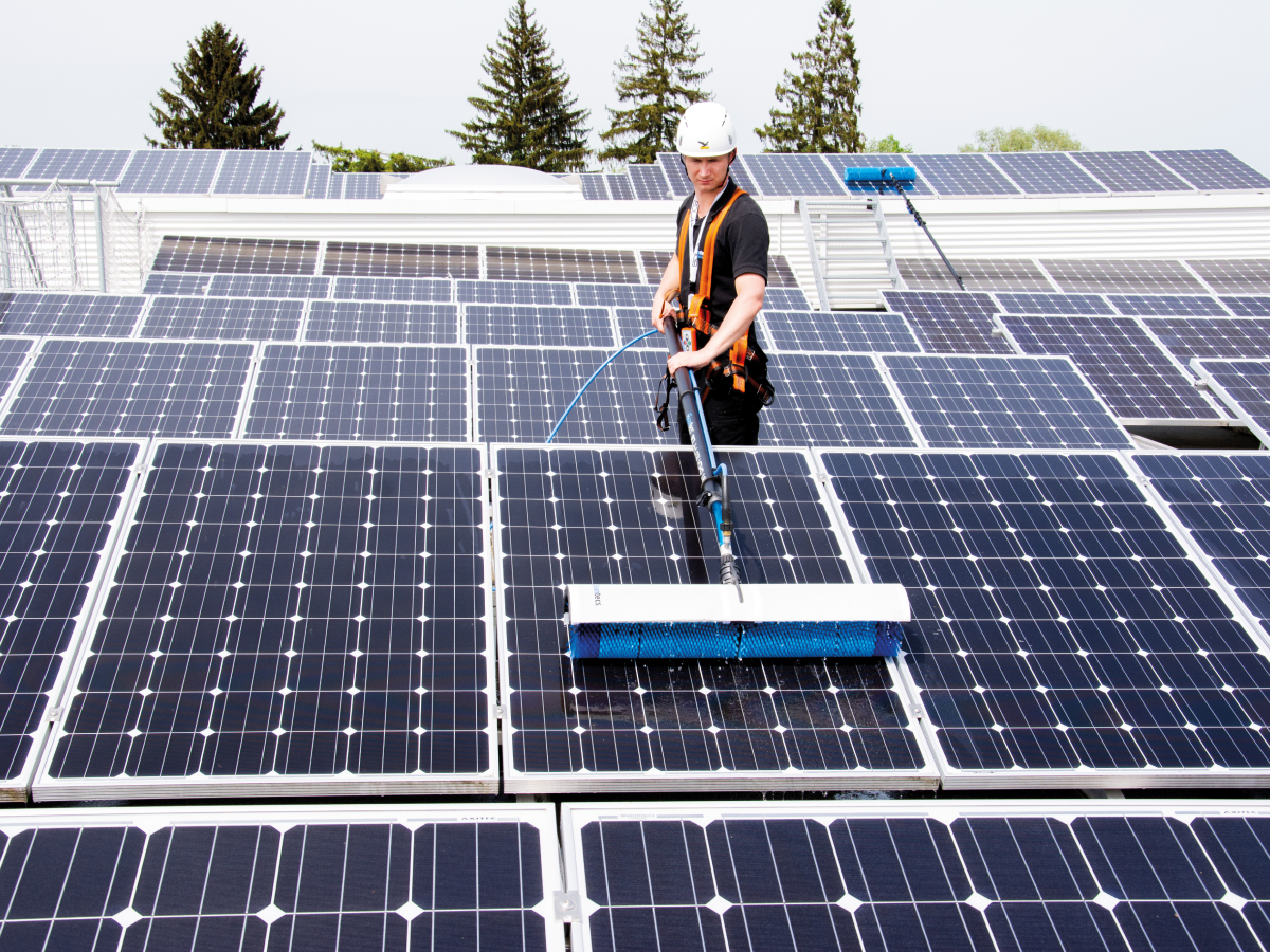 Newsletter Eine PV-Anlage wird gereinigt